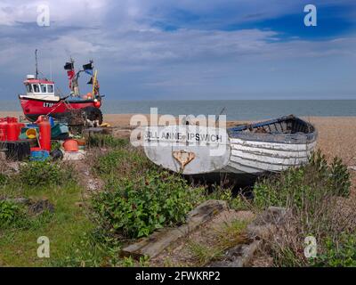 Fischerboote am Strand von Aldeburgh Suffolk Ende Mai Stockfoto