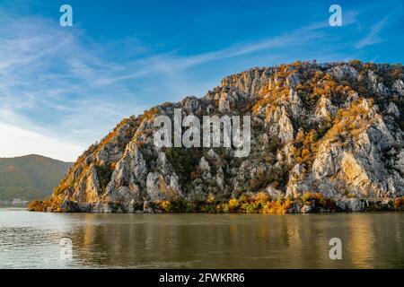 Blick auf die Donau-Schlucht in Djerdap an der serbisch-rumänischen Grenze Stockfoto