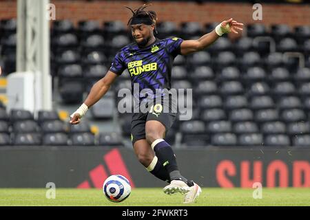 London, Großbritannien. Mai 2021. Allan Saint-Maximin von Newcastle United in Aktion während des Spiels. Premier League Spiel, Fulham gegen Newcastle Utd im Craven Cottage in London am Sonntag, den 23. Mai 2021. Dieses Bild darf nur für redaktionelle Zwecke verwendet werden. Nur zur redaktionellen Verwendung, Lizenz für kommerzielle Nutzung erforderlich. Keine Verwendung bei Wetten, Spielen oder Veröffentlichungen in einem Club/einer Liga/einem Spieler. PIC von Steffan Bowen/Andrew Orchard Sports Photography/Alamy Live News Credit: Andrew Orchard Sports Photography/Alamy Live News Stockfoto