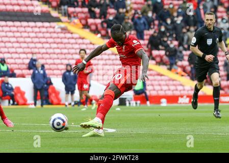 Liverpool, Großbritannien. Mai 2021. Sadio Mane aus Liverpool schießt und erzielt seinen Teams den zweiten Treffer. Premier League Spiel, Liverpool gegen Crystal Palace im Anfield Stadium in Liverpool am Sonntag, 23. Mai 2021. Dieses Bild darf nur für redaktionelle Zwecke verwendet werden. Nur zur redaktionellen Verwendung, Lizenz für kommerzielle Nutzung erforderlich. Keine Verwendung in Wetten, Spielen oder einem einzigen Club / Liga / Spieler Publikationen. PIC von Chris Stading / Andrew Orchard Sport Fotografie / Alamy Live News Kredit: Andrew Orchard Sport Fotografie / Alamy Live News Stockfoto