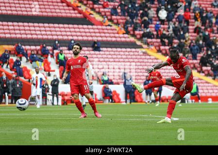 Liverpool, Großbritannien. Mai 2021. Sadio Mane aus Liverpool (r) schießt und erzielt seinen Teams den zweiten Treffer. Premier League Spiel, Liverpool gegen Crystal Palace im Anfield Stadium in Liverpool am Sonntag, 23. Mai 2021. Dieses Bild darf nur für redaktionelle Zwecke verwendet werden. Nur zur redaktionellen Verwendung, Lizenz für kommerzielle Nutzung erforderlich. Keine Verwendung in Wetten, Spielen oder einem einzigen Club / Liga / Spieler Publikationen. PIC von Chris Stading / Andrew Orchard Sport Fotografie / Alamy Live News Kredit: Andrew Orchard Sport Fotografie / Alamy Live News Stockfoto