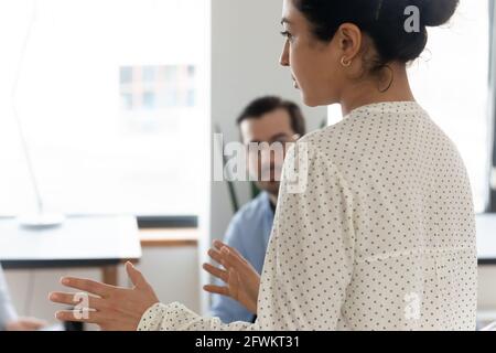 Nahaufnahme Rückansicht Indische Geschäftsfrau Mentorin leitet Briefing Stockfoto