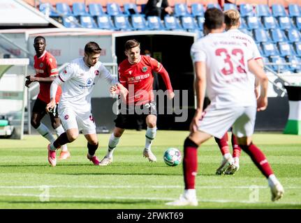 Hannover, Deutschland. Mai 2021. Fußball: 2. Bundesliga, Hannover 96 - 1. FC Nürnberg, Matchday 34 in der HDI Arena. Hannovers Florent Muslija kämpft mit dem Nürnberger Erik Shuranov um den Ball. Quelle: Hauke-Christian Dittrich/dpa - WICHTIGER HINWEIS: Gemäß den Bestimmungen der DFL Deutsche Fußball Liga und/oder des DFB Deutscher Fußball-Bund ist es untersagt, im Stadion und/oder vom Spiel aufgenommene Fotos in Form von Sequenzbildern und/oder videoähnlichen Fotoserien zu verwenden oder zu verwenden./dpa/Alamy Live News Stockfoto