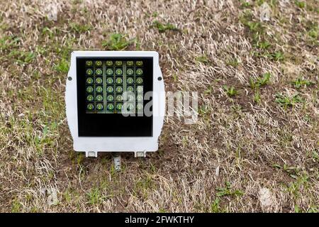 LED-Scheinwerfer auf dem Rasen. Tag, horizontale Aufnahme, Vorderansicht. Stockfoto