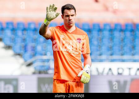 Hannover, Deutschland. Mai 2021. Fußball: 2. Bundesliga, Hannover 96 - 1. FC Nürnberg, 34. Spieltag in der HDI Arena. Nürnberger Torwart Christian Mathenia hebt die Hand auf dem Platz. Quelle: Hauke-Christian Dittrich/dpa - WICHTIGER HINWEIS: Gemäß den Bestimmungen der DFL Deutsche Fußball Liga und/oder des DFB Deutscher Fußball-Bund ist es untersagt, im Stadion und/oder vom Spiel aufgenommene Fotos in Form von Sequenzbildern und/oder videoähnlichen Fotoserien zu verwenden oder zu verwenden./dpa/Alamy Live News Stockfoto