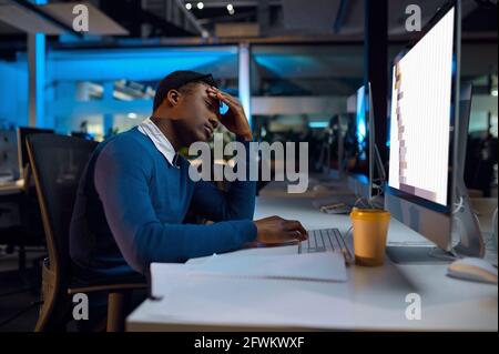 Manager schläft am Tisch, Nachtbüro Lifestyle Stockfoto