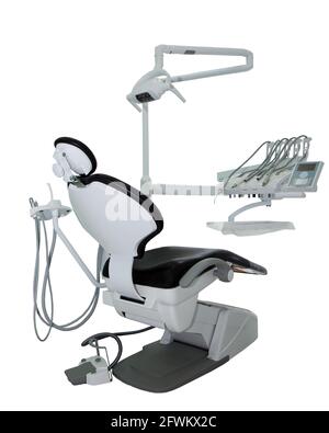 Zahnarztstuhl isoliert auf weißem Hintergrund. Arbeitsplatz des Kieferorthopäden für die zahnärztliche Behandlung. Apparat für die Arztpraxis. Schwarz-weißer Zahnarztstuhl. Stockfoto