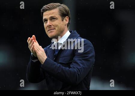 London, Großbritannien. Mai 2021. Fulham Head Coach Scott Parker klatscht in der Runde der Wertschätzung den Fans zu. Premier League Spiel, Fulham gegen Newcastle Utd im Craven Cottage in London am Sonntag, den 23. Mai 2021. Dieses Bild darf nur für redaktionelle Zwecke verwendet werden. Nur zur redaktionellen Verwendung, Lizenz für kommerzielle Nutzung erforderlich. Keine Verwendung bei Wetten, Spielen oder Veröffentlichungen in einem Club/einer Liga/einem Spieler. PIC von Steffan Bowen/Andrew Orchard Sports Photography/Alamy Live News Credit: Andrew Orchard Sports Photography/Alamy Live News Stockfoto