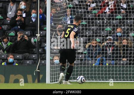 London, Großbritannien. Mai 2021. Fabian Schar von Newcastle United erzielt seinen Teams den zweiten Treffer. Premier League Spiel, Fulham gegen Newcastle Utd im Craven Cottage in London am Sonntag, den 23. Mai 2021. Dieses Bild darf nur für redaktionelle Zwecke verwendet werden. Nur zur redaktionellen Verwendung, Lizenz für kommerzielle Nutzung erforderlich. Keine Verwendung bei Wetten, Spielen oder Veröffentlichungen in einem Club/einer Liga/einem Spieler. PIC von Steffan Bowen/Andrew Orchard Sports Photography/Alamy Live News Credit: Andrew Orchard Sports Photography/Alamy Live News Stockfoto