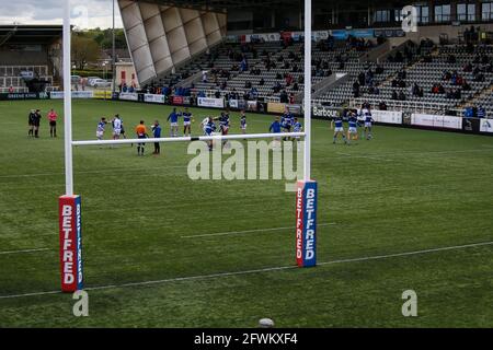 Newcastle, Großbritannien. März 2021. NEWCASTLE UPON TYNE, 22. MAI HALIFAX-Spieler wärmen sich vor dem Weststand im Kingston Park auf, da Fans vor dem BETFRED Championship-Spiel zwischen Newcastle Thunder und Halifax Panthers am Sonntag, dem 23. Mai 2021, im Kingston Park, Newcastle, noch einmal Rugby League sehen dürfen. (Quelle: Chris Lishman) Quelle: MI News & Sport /Alamy Live News Stockfoto