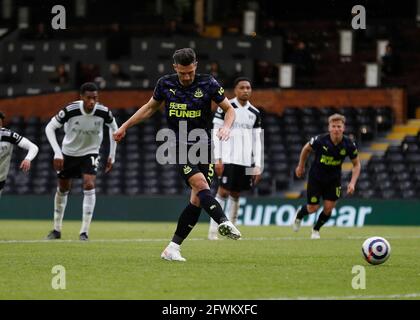 Craven Cottage, London, Großbritannien. Mai 2021. English Premier League Football, Fulham gegen Newcastle United; Fabian Schar von Newcastle United schießt und schießt in der 88. Minute seinen Beiden-Elfmeterstoß und das 2. Tor, um es 0-2 zu erreichen.Credit: Action Plus Sports/Alamy Live News Stockfoto