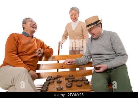 Alte Freunde spielen Schach Stockfoto