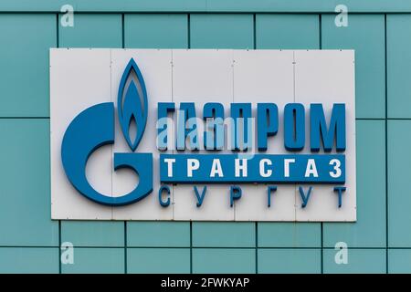 Das Logo ist in russischer Sprache von Surgut Gasprom Transgas geschrieben. Surgut, Russland - 17, Mai 2021. Stockfoto