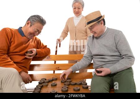 Alte Freunde spielen Schach Stockfoto