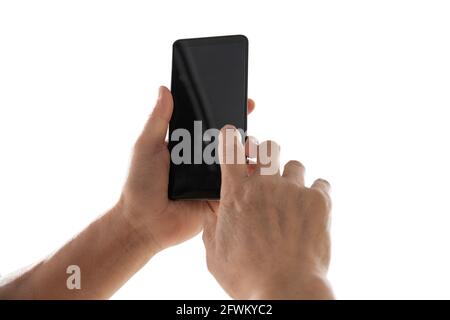 Die Hand des alten Mannes, der ein Mobiltelefon hält Stockfoto