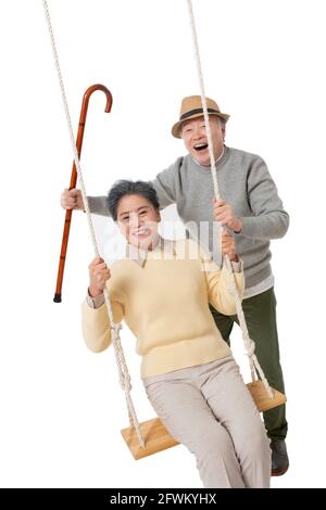 Glückliches altes Paar auf den Schaukeln Stockfoto