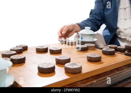 Alter Mann spielt Schach Stockfoto