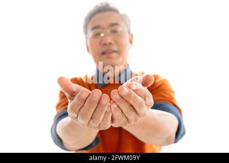 Der alte Mann tut Handbewegung Stockfoto