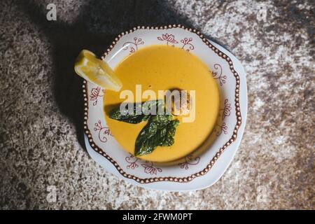 peasuppe mit Fleischbällchen und Grüns Blick von oben. Stockfoto