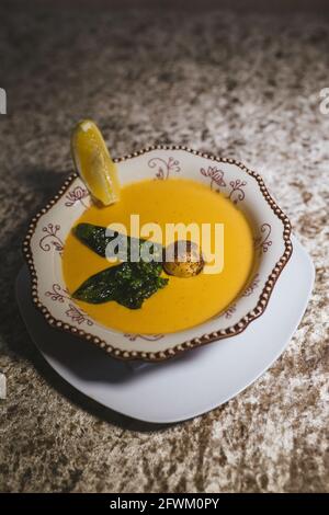 Gelbe Erbsensuppe, mit Fleischbällchen, Zitrone und Kräutern püriert. Stockfoto