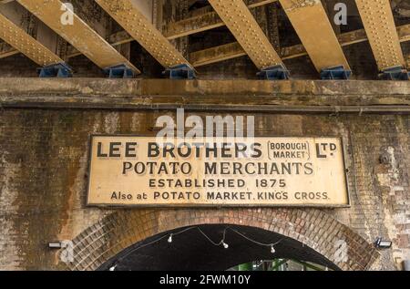 Lee Brother Kartoffelhändler unterschreiben auf dem Borough Market unter dem Ziegelsteinbahnbogen. London Stockfoto