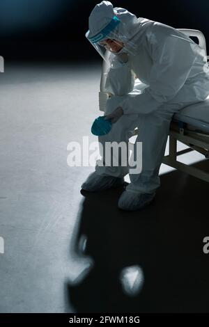Müde von einer jungen Ärztin auf der Station Stockfoto