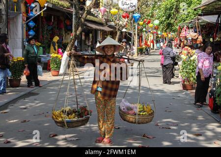 Weibliche Vietnamesische Straßenverkäufer Stockfoto