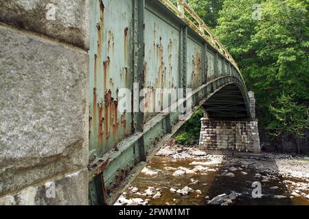 Alte Brücke über den Croton River flussabwärts vom New Croton Dam, Croton-on-Hudson, NY, USA Stockfoto