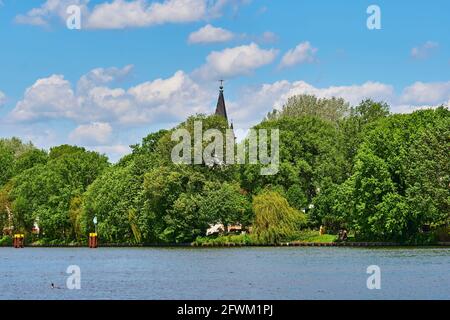 Berlin, Deutschland - 21. Mai 2021: Szene an der Spree in Berlin-Treptow bei der Insel der Jugend. Stockfoto