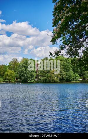 Berlin, Deutschland - 21. Mai 2021: Szene an der Spree in Berlin-Treptow bei der Insel der Jugend. Stockfoto