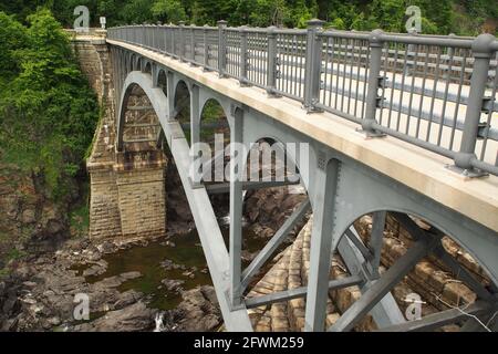 Metallbrücke über das New Croton Reservoir, im Croton Gorge Park, Croton-on-Hudson, NY, USA Stockfoto