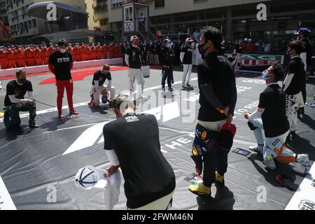 Monte Carlo, Monaco. Mai 2021. Charles Leclerc (MON) Ferrari mit anderen Fahrern am Start. Großer Preis von Monaco, Sonntag, 23. Mai 2021. Monte Carlo, Monaco. © Copyright: FIA Pool Image for Editorial Use Only Credit: James Moy/Alamy Live News Stockfoto