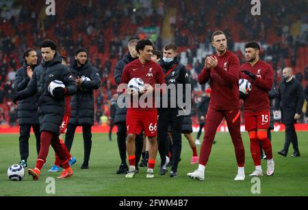 Liverpools Trent Alexander-Arnold (Mitte) und Jordan Henderson (2. Rechts) während einer Ehrenrunde nach dem Premier League-Spiel in Anfield, Liverpool. Bilddatum: Sonntag, 23. Mai 2021. Stockfoto