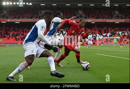 Liverpools Georginio Wijnaldum (rechts) kommt während des Premier-League-Spiels in Anfield, Liverpool, von Tyrick Mitchell (Mitte) und Jeffrey Schlupp aus dem Crystal Palace weg. Bilddatum: Sonntag, 23. Mai 2021. Stockfoto