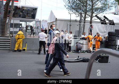 Monte Carlo, Monaco. Mai 2021. 23.05.2021, Rennstrecke Monaco, Monte Carlo, FORMEL 1 GRAND PRIX DE MONACO 2021, 20. - 23.05.2021, auf dem Bild FIA-Präsident Jean Todt mit seiner Frau Michelle Yeoh auf der Startaufstellung in Monaco. Kredit: dpa/Alamy Live Nachrichten Stockfoto