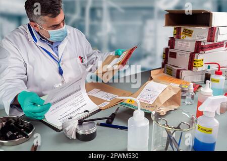 Forensische Polizei prüft Akten im Kriminallabor gegen Beweise, konzeptuelles Bild Stockfoto