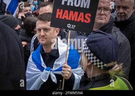 Tommy Robinson, Gründer der englischen Verteidigungsliga, dessen richtiger Name Stephen Yaxley-Lennon ist, wurde während der Solidarity with Israel-Demonstration in der Nähe der Botschaft von Israel in der Kensington High Street in der Menge gesehen, bei der Hunderte pro-israelische Unterstützer während des aktuellen israelisch-palästinensischen Konflikts in einer Solidaritätsdemonstration aufkamen. London, Großbritannien. Stockfoto