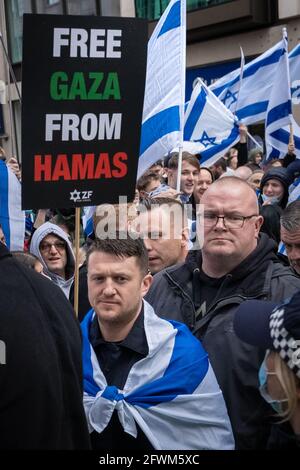 Tommy Robinson, Gründer der englischen Verteidigungsliga, dessen richtiger Name Stephen Yaxley-Lennon ist, wurde während der Solidarity with Israel-Demonstration in der Nähe der Botschaft von Israel in der Kensington High Street in der Menge gesehen, bei der Hunderte pro-israelische Unterstützer während des aktuellen israelisch-palästinensischen Konflikts in einer Solidaritätsdemonstration aufkamen. London, Großbritannien. Stockfoto