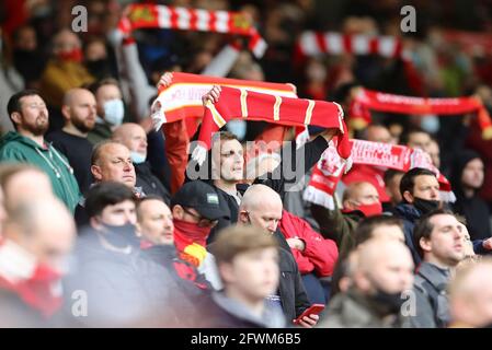 Liverpool, Großbritannien. Mai 2021. Liverpool-Fans auf dem Kop. Premier League Spiel, Liverpool gegen Crystal Palace im Anfield Stadium in Liverpool am Sonntag, 23. Mai 2021. Dieses Bild darf nur für redaktionelle Zwecke verwendet werden. Nur zur redaktionellen Verwendung, Lizenz für kommerzielle Nutzung erforderlich. Keine Verwendung in Wetten, Spielen oder einem einzigen Club / Liga / Spieler Publikationen. PIC von Chris Stading / Andrew Orchard Sport Fotografie / Alamy Live News Kredit: Andrew Orchard Sport Fotografie / Alamy Live News Stockfoto