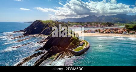 Luftaufnahme von Ribadesella und seiner Mündung in Asturien, Spanien. Stockfoto