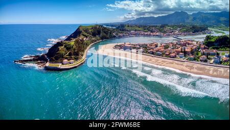 Luftaufnahme von Ribadesella und seiner Mündung in Asturien, Spanien. Stockfoto