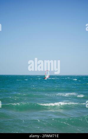 Luftaufnahme. Kitesurfen auf dem blauen Meer im Hintergrund des blauen Himmels zur Sommerzeit Stockfoto