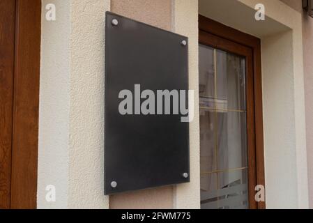 Leere schwarze Tafel, Schildermockup am Ladeneingang für Logo-Branding-Werbung Stockfoto