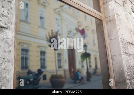 Leeres Schaufenster auf der Stadtstraße für Logo, Branding-Modell Stockfoto