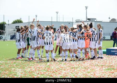 Vinovo, Italien. Mai 2021. Juventus Women feiert die Scudetto Trophy und feiert den Gewinn der Serie A 2020-2021 Meisterschaft nach ihrem letzten italienischen Serie A Frauenfußballspiel zwischen Juventus FC und Inter Mailand. Sportstadien in ganz Italien unterliegen aufgrund der Coronavirus-Pandemie weiterhin strengen Beschränkungen, da staatliche Gesetze zur sozialen Distanzierung Fans innerhalb von Veranstaltungsorten verbieten, was dazu führt, dass Spiele hinter verschlossenen Türen gespielt werden. Juventus gewann 4-0 gegen Inter Mailand. (Foto von Alberto Gandolfo/Pacific Press) Quelle: Pacific Press Media Production Corp./Alamy Live News Stockfoto