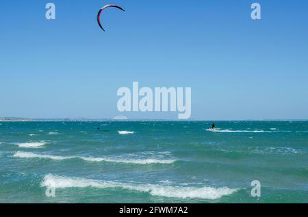 Luftaufnahme. Kitesurfen auf dem blauen Meer im Hintergrund des blauen Himmels zur Sommerzeit Stockfoto