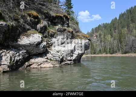 Felsen auf dem Fluss Taiga. Zilim Naturpark im Bashkir Ural, Russland. Stockfoto
