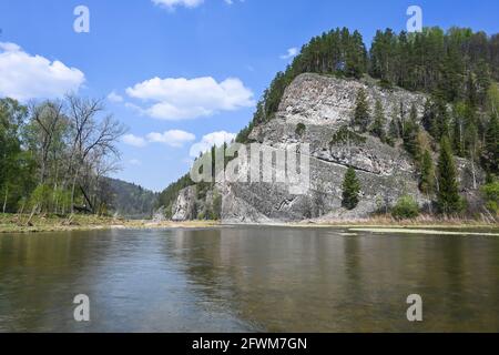 Felsen auf dem Fluss Taiga. Zilim Naturpark im Bashkir Ural, Russland. Stockfoto