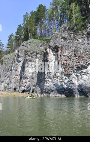 Felsen auf dem Fluss Taiga. Zilim Naturpark im Bashkir Ural, Russland. Stockfoto