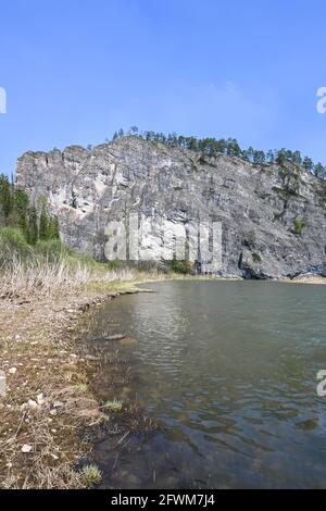 Felsen auf dem Fluss Taiga. Zilim Naturpark im Bashkir Ural, Russland. Stockfoto